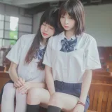 桜桃喵《JK百合1（桜桃喵&疯猫ss）》写真图集 43P｜在线预览与图包下载