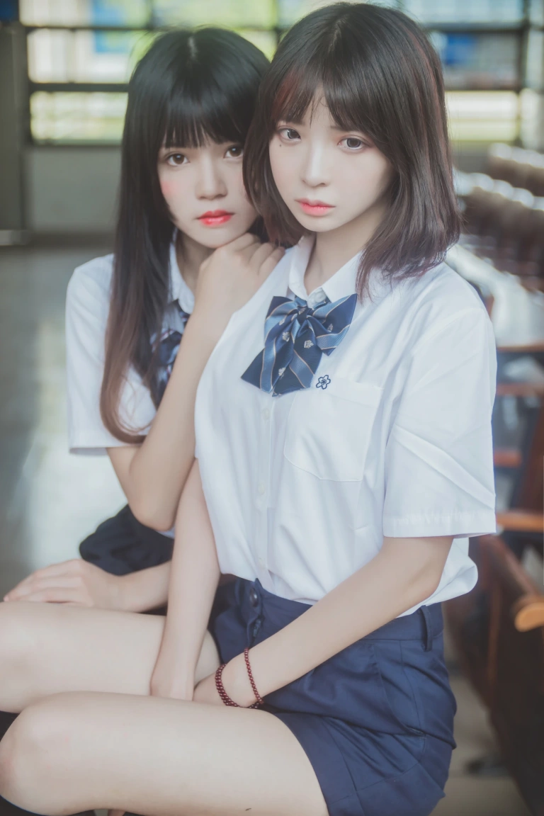 桜桃喵《JK百合1（桜桃喵&疯猫ss）》写真图集 43P｜在线预览与图包下载