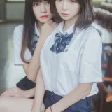 桜桃喵《JK百合1（桜桃喵&疯猫ss）》写真图集 43P｜在线预览与图包下载