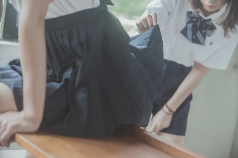 桜桃喵《JK百合1（桜桃喵&疯猫ss）》写真图集 43P｜在线预览与图包下载