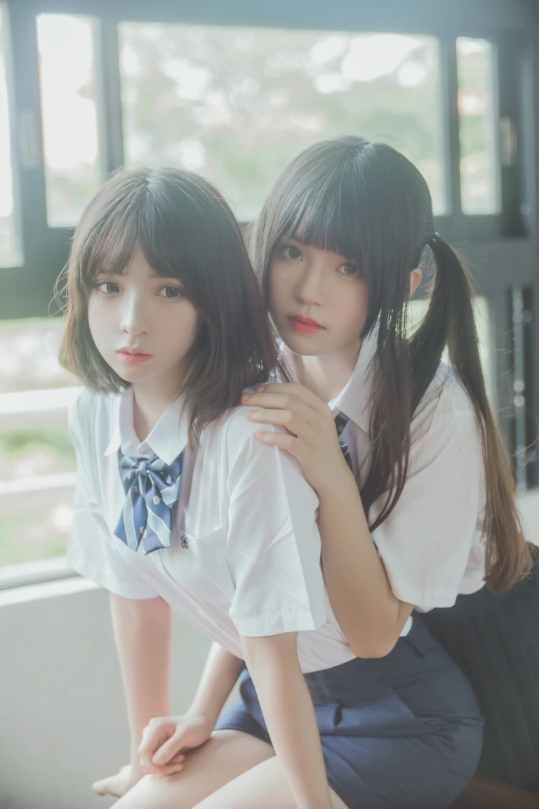 桜桃喵《JK百合1（桜桃喵&疯猫ss）》写真图集 43P｜在线预览与图包下载