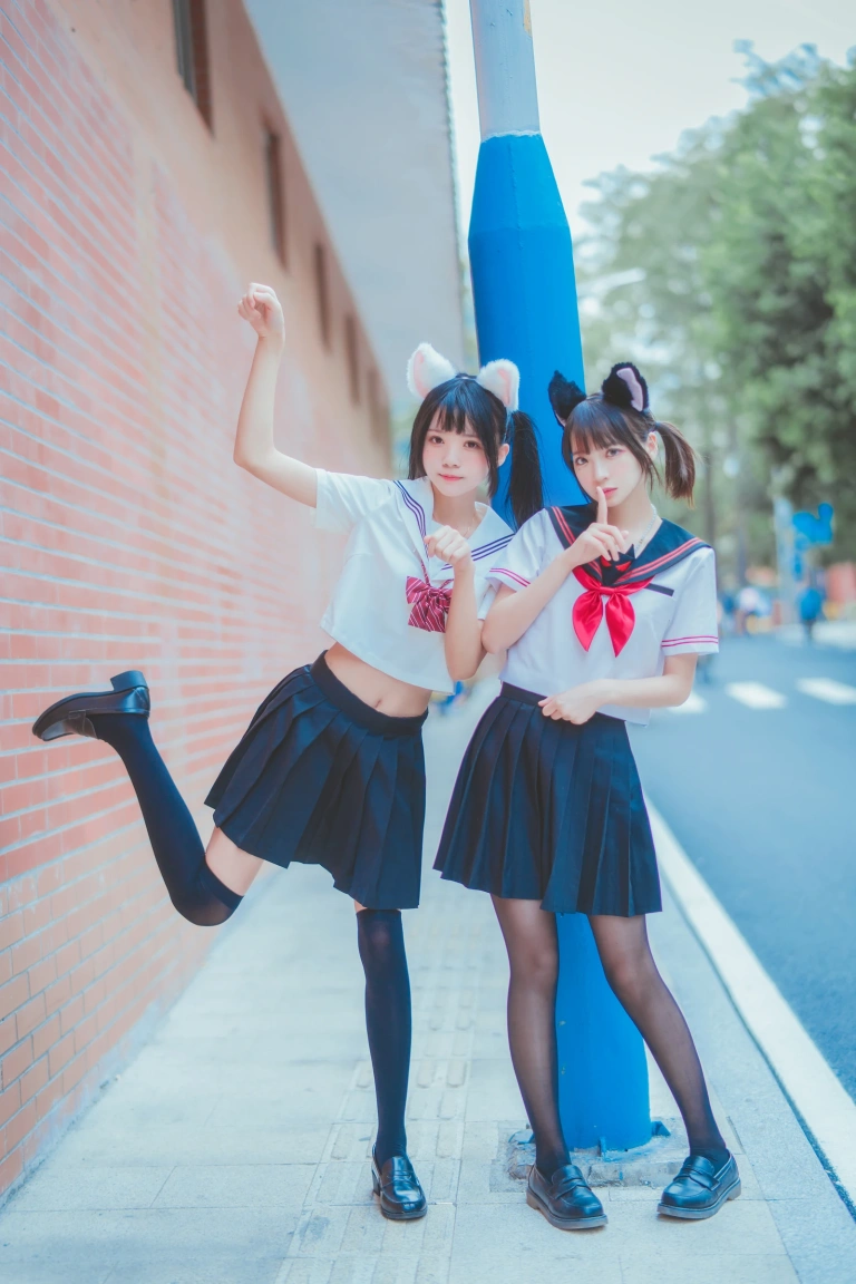 桜桃喵《JK百合2（桜桃喵&疯猫ss）》写真图集 33P｜在线预览与图包下载