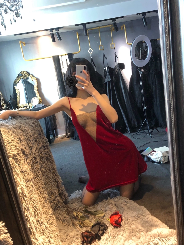 阿包也是兔娘《红丝绒睡衣》写真图集 18P｜在线预览与图包下载