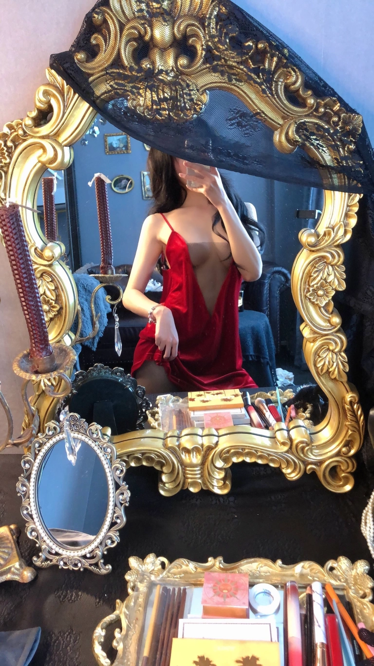 阿包也是兔娘《红丝绒睡衣》写真图集 18P｜在线预览与图包下载