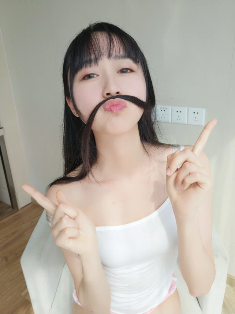 木棉棉《白色背心》写真图集 31P+1V｜在线预览与图包下载