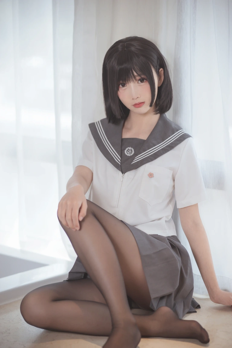 面饼仙儿《脑内少女 黑丝JK》写真图集 25P｜在线预览与图包下载