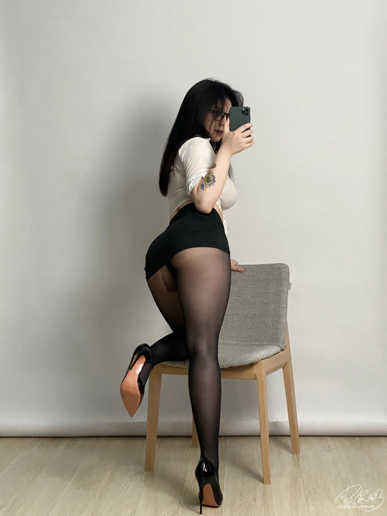 皮皮奶《黑丝OL自摄》写真图集 37P｜在线预览与图包下载