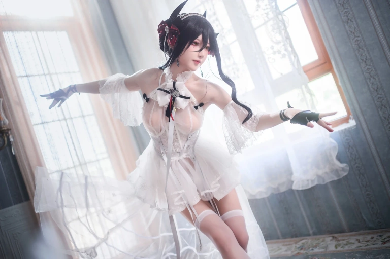 阿包也是兔娘《明日方舟 伊内斯芭蕾》写真图集 25P｜在线预览与图包下载