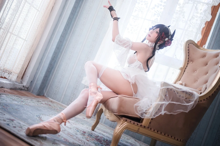 阿包也是兔娘《明日方舟 伊内斯芭蕾》写真图集 25P｜在线预览与图包下载