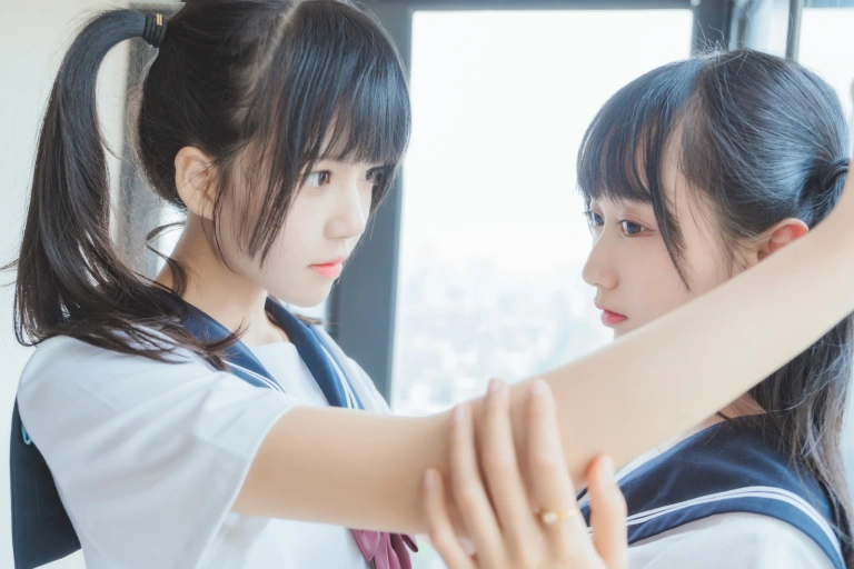 桜桃喵《她（桜桃喵&木绵绵OwO）》写真图集 37P｜在线预览与图包下载