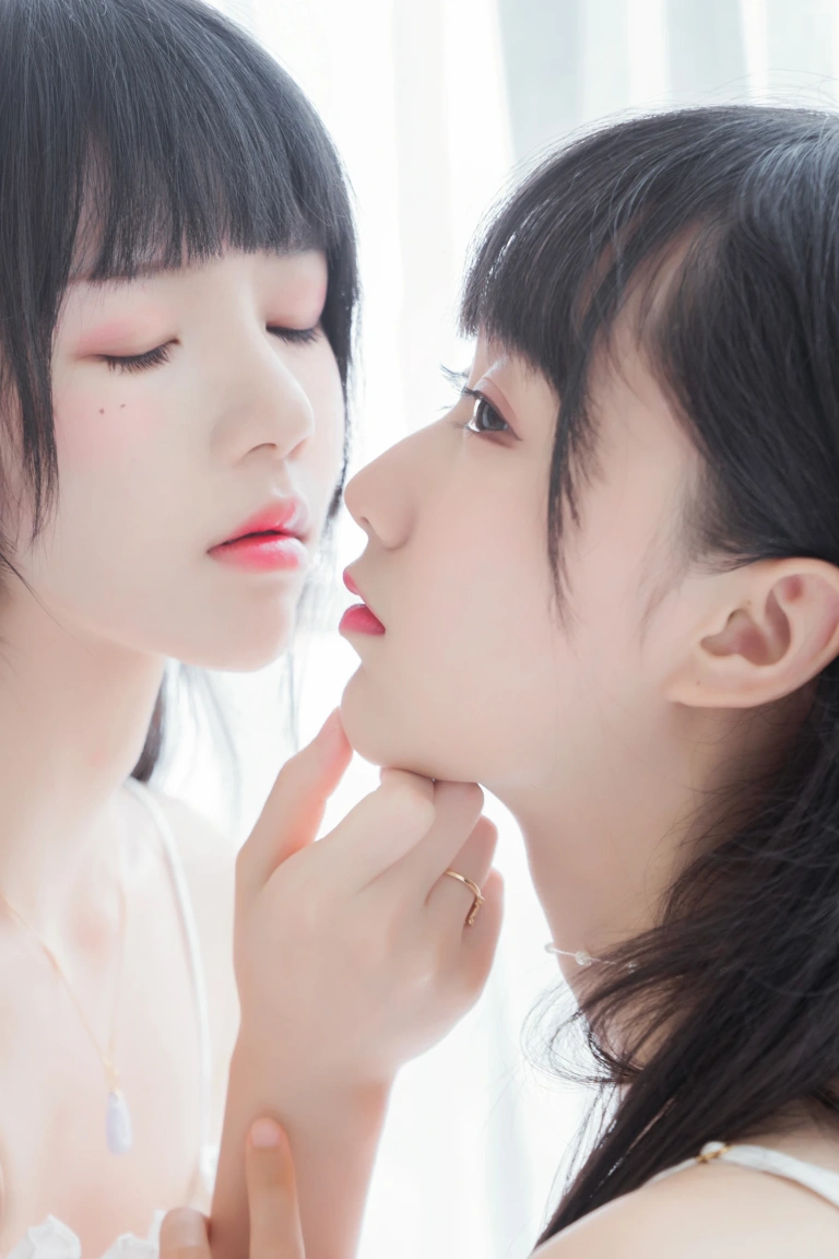 桜桃喵《朝（白裙×白裙）桜桃喵&木绵绵OwO》写真图集 58P｜在线预览与图包下载