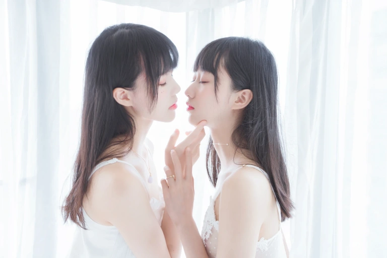桜桃喵《朝（白裙×白裙）桜桃喵&木绵绵OwO》写真图集 58P｜在线预览与图包下载