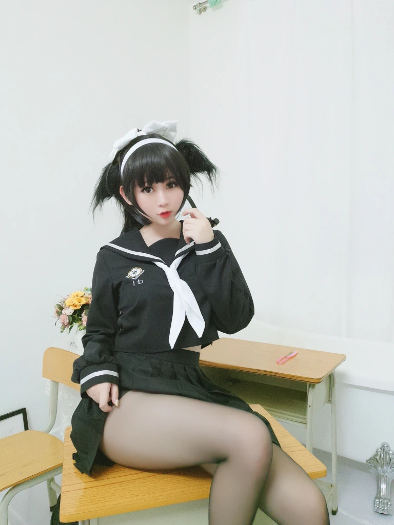 依酱《爱岩》写真图集 14P｜在线预览与图包下载