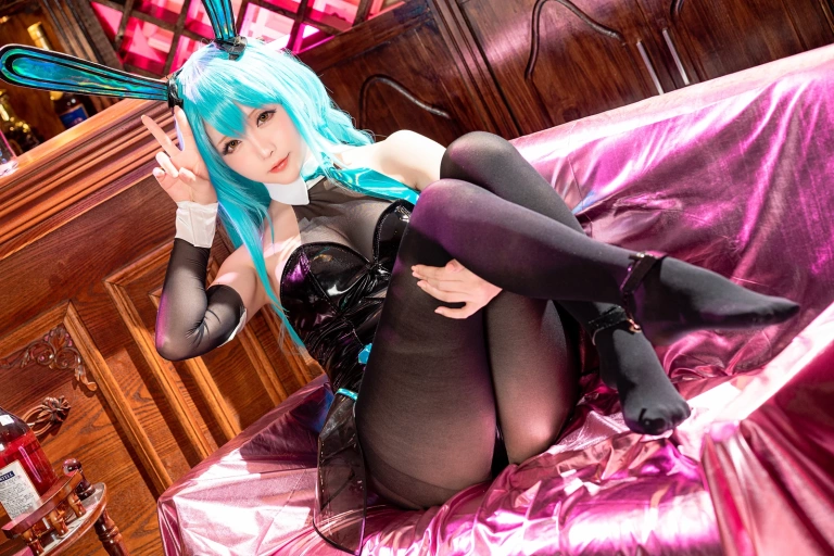 星之迟迟《《纯白と漆黑》 树城》写真图集 25P｜在线预览与图包下载