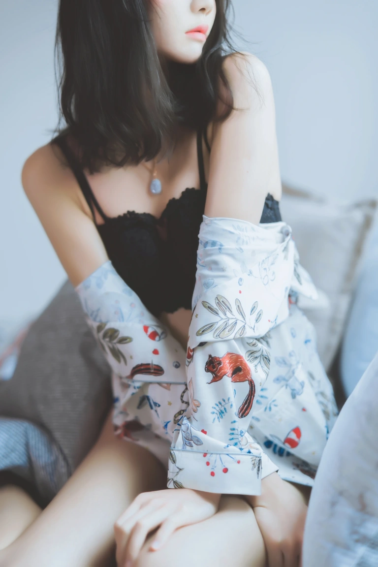 桜桃喵《倦》写真图集 32P｜在线预览与图包下载
