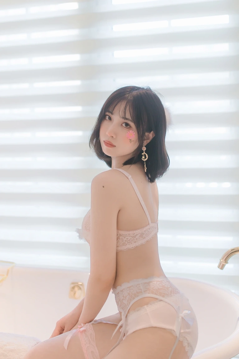 念雪《粉色系套装》写真图集 30P｜在线预览与图包下载