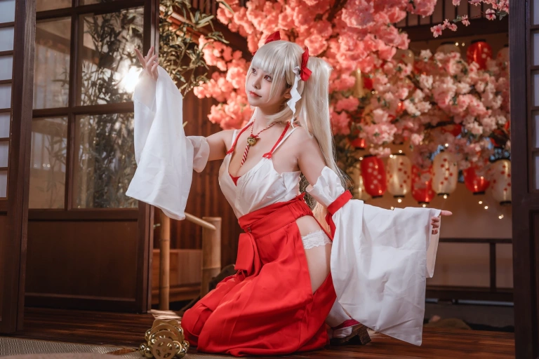 蜜汁猫裘《可畏巫女》写真图集 50P+4V｜在线预览与图包下载