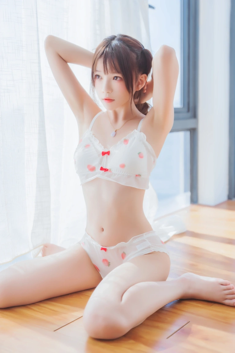 桜桃喵《小草莓》写真图集 47P｜在线预览与图包下载