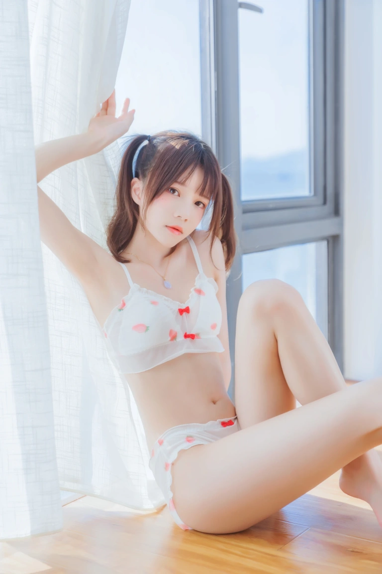 桜桃喵《小草莓》写真图集 47P｜在线预览与图包下载