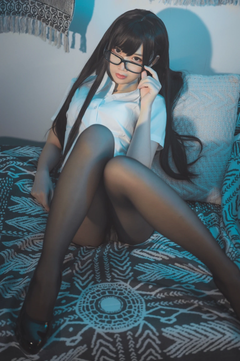 面饼仙儿《醉酒OL》写真图集 26P｜在线预览与图包下载
