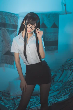 面饼仙儿《醉酒OL》写真图集 26P｜在线预览与图包下载
