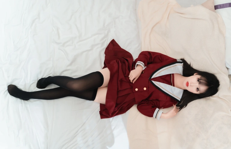 面饼仙儿《红色JK》写真图集 16P｜在线预览与图包下载