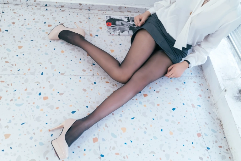 轩萧学姐《NO.08 – OL》写真图集 34P｜在线预览与图包下载