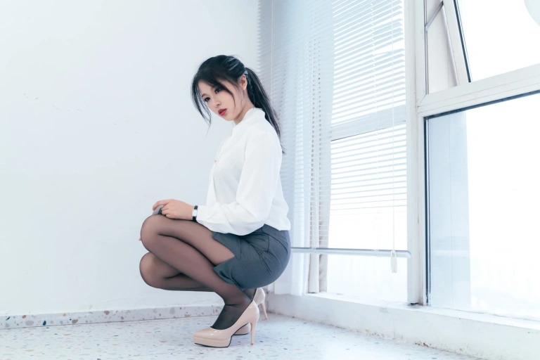 轩萧学姐《NO.08 – OL》写真图集 34P｜在线预览与图包下载