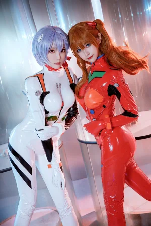 瓜希酱&Momoko葵葵《EVA 双厨狂喜版》写真图集 62P｜在线预览与图包下载