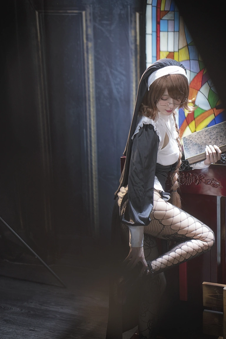 阿包也是兔娘《加冕图 修女》写真图集 26P｜在线预览与图包下载
