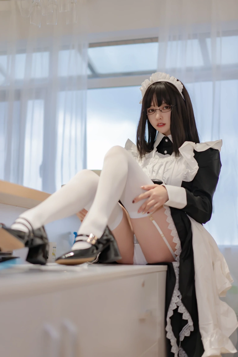 过期米线线喵《女仆长》写真图集 28P｜在线预览与图包下载