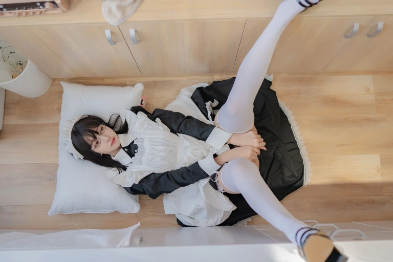 过期米线线喵《女仆长》写真图集 28P｜在线预览与图包下载