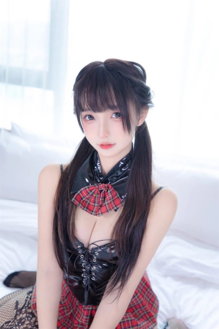 神楽坂真冬《第四季 序号22：《叛逆人偶》》写真图集 75P｜在线预览与图包下载