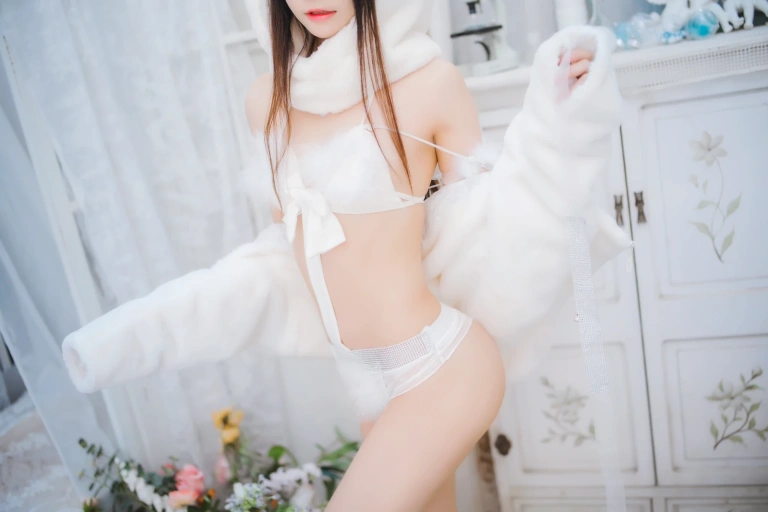 桜桃喵《小白兔》写真图集 97P｜在线预览与图包下载
