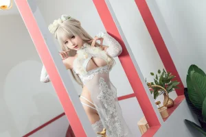 蠢沫沫《沫沫真爱版 歪萌白旗袍》写真图集 40P｜在线预览与图包下载