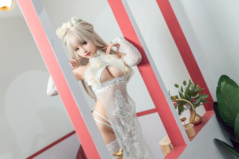 蠢沫沫《沫沫真爱版 歪萌白旗袍》写真图集 40P｜在线预览与图包下载