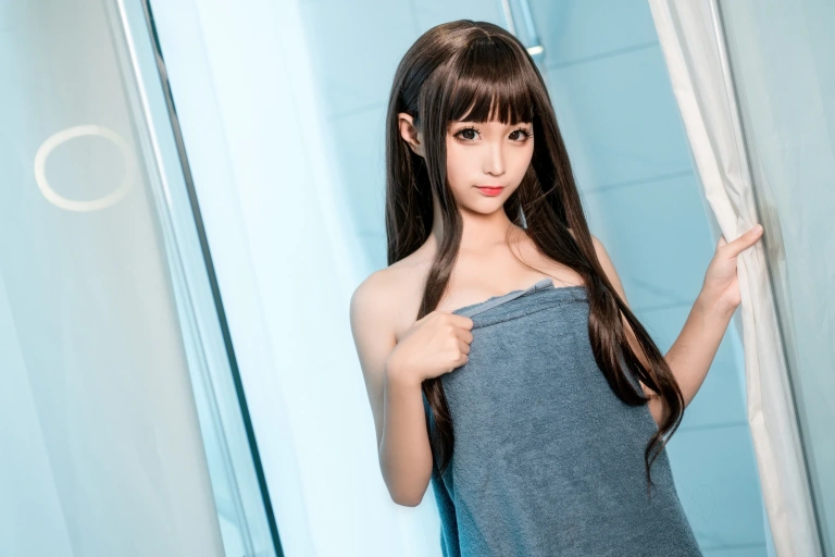 蠢沫沫《沫沫真爱版 灰浴巾》写真图集 40P｜在线预览与图包下载