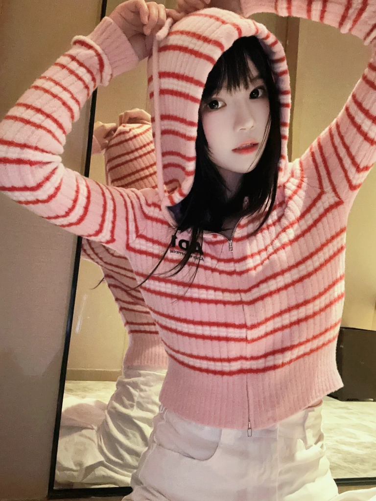 桜桃喵《条纹毛衣》写真图集 22P｜在线预览与图包下载
