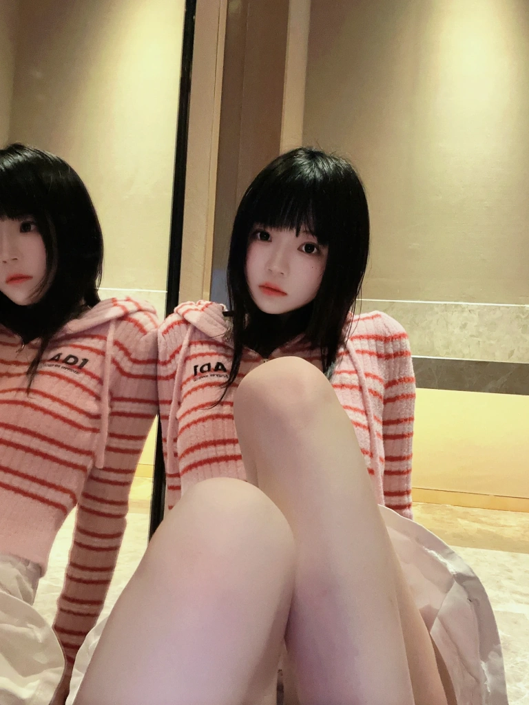 桜桃喵《条纹毛衣》写真图集 22P｜在线预览与图包下载