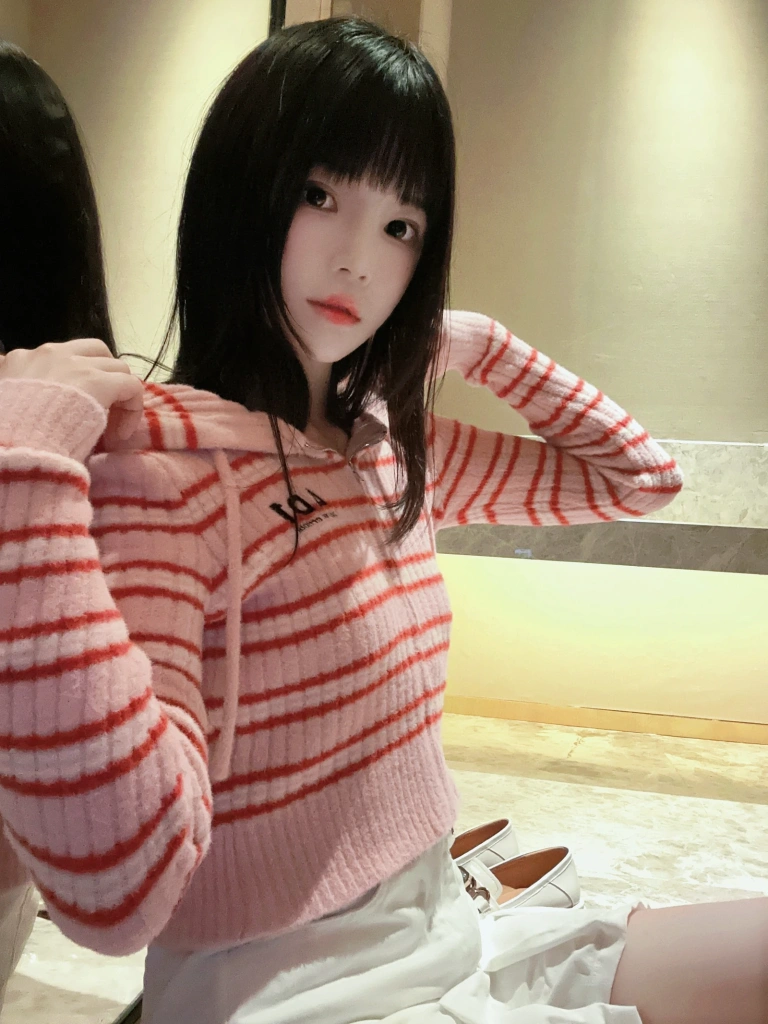 桜桃喵《条纹毛衣》写真图集 22P｜在线预览与图包下载