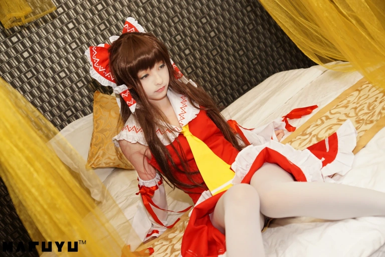 神楽坂真冬《灵梦系列》写真图集 104P｜在线预览与图包下载