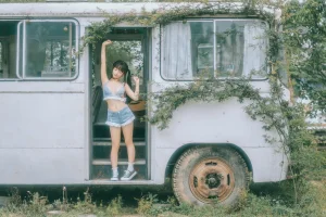 蠢沫沫《大巴车》写真图集 130P｜在线预览与图包下载