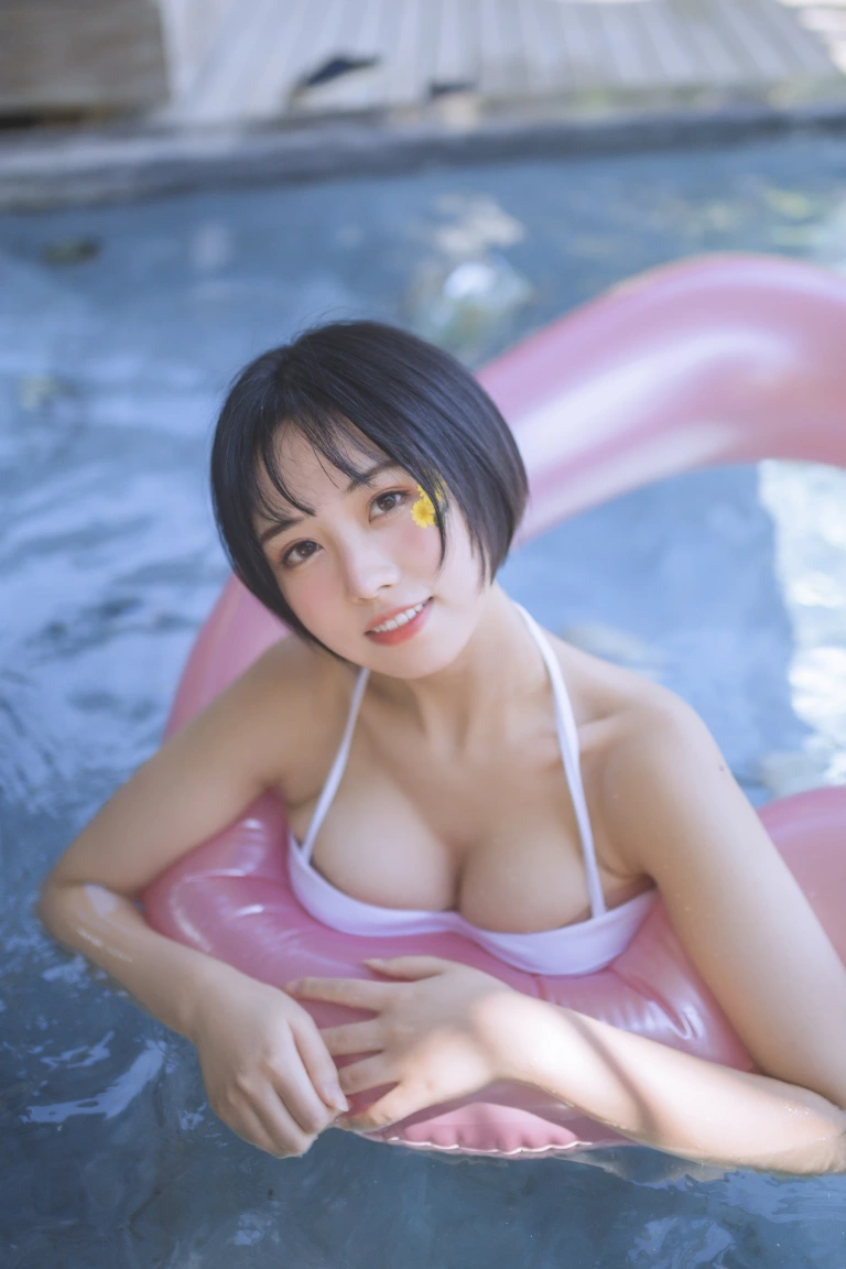 念雪《白色泳衣》写真图集 30P｜在线预览与图包下载