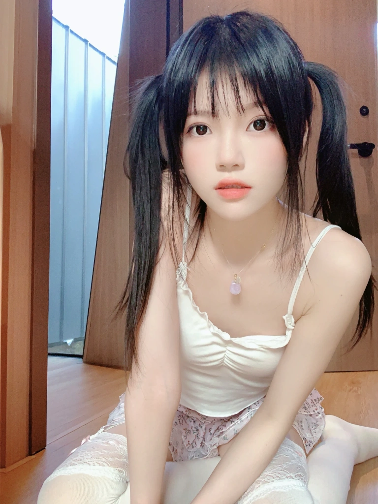 桜桃喵《碎花 自拍》写真图集 16P｜在线预览与图包下载