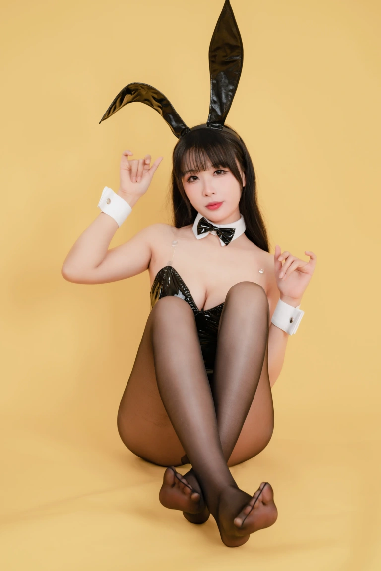 轩萧学姐《NO.33 – 新春福兔 黑兔女郎》写真图集 20P｜在线预览与图包下载