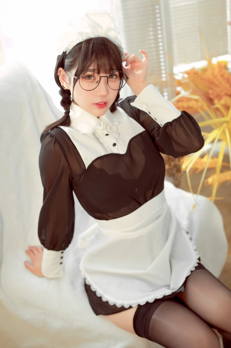 周叽是可爱兔兔《眼镜女仆》写真图集 36P+3V｜在线预览与图包下载