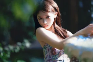 蠢沫沫《水池碎花裙》写真图集 27P｜在线预览与图包下载