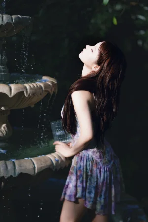 蠢沫沫《水池碎花裙》写真图集 27P｜在线预览与图包下载
