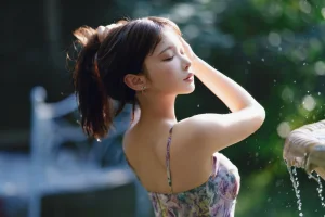 蠢沫沫《水池碎花裙》写真图集 27P｜在线预览与图包下载