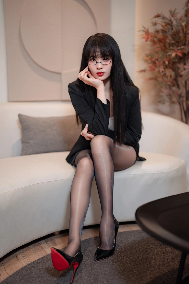 轩萧学姐《NO.67 – 下班后的ol》写真图集 72P｜在线预览与图包下载
